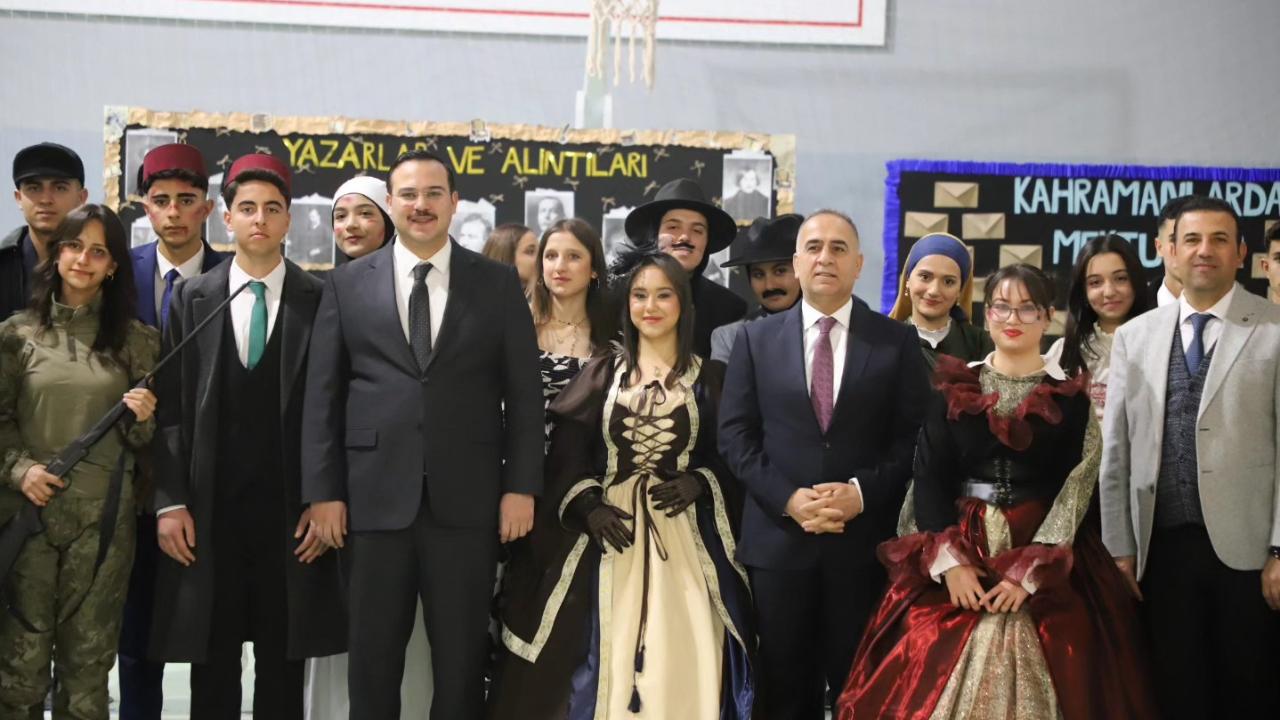 Roman Kahramanları Altınözü’nde Sahneye Çıktı