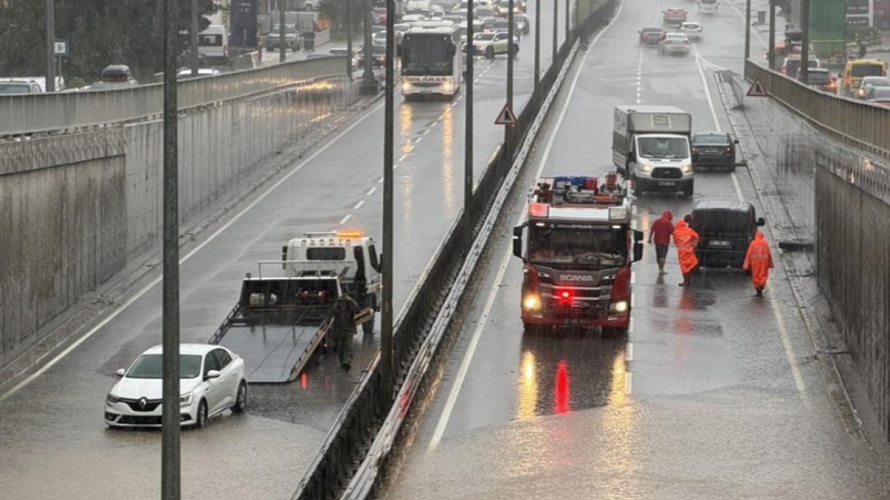 Sağanak nedeniyle iş yerlerini su bastı