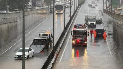 Sağanak nedeniyle iş yerlerini su bastı