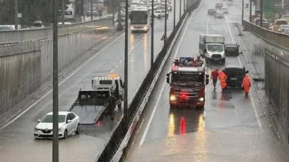 Sağanak nedeniyle iş yerlerini su bastı