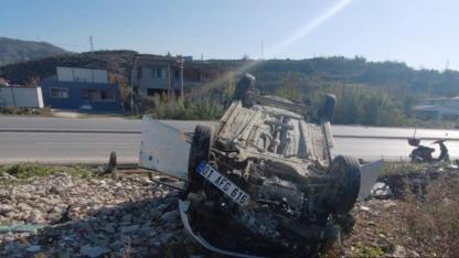 Samandağ ilçesinde devrilen otomobildeki 2 kişi yaralandı
