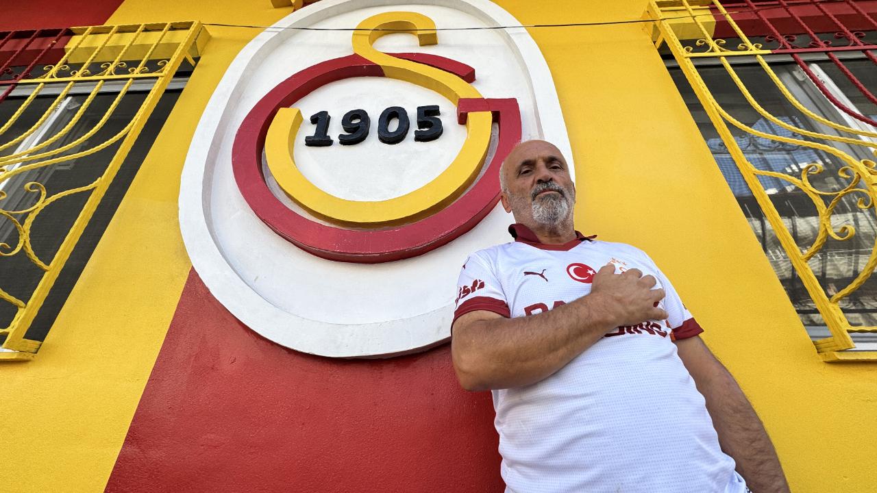 Sevgisini Evinin Duvarına Yansıttı