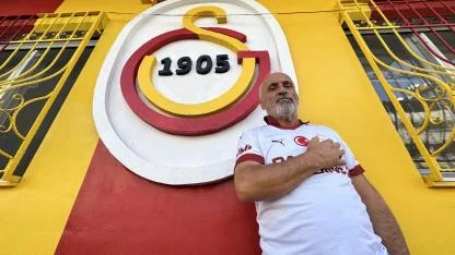 Sevgisini Evinin Duvarına Yansıttı