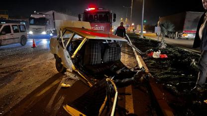 Tırla Çarpışan Otomobil İkiye Bölündü