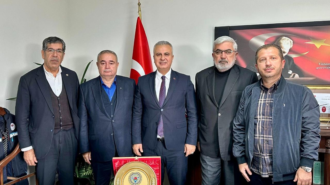 Türkmen’e Anlamlı Plaket