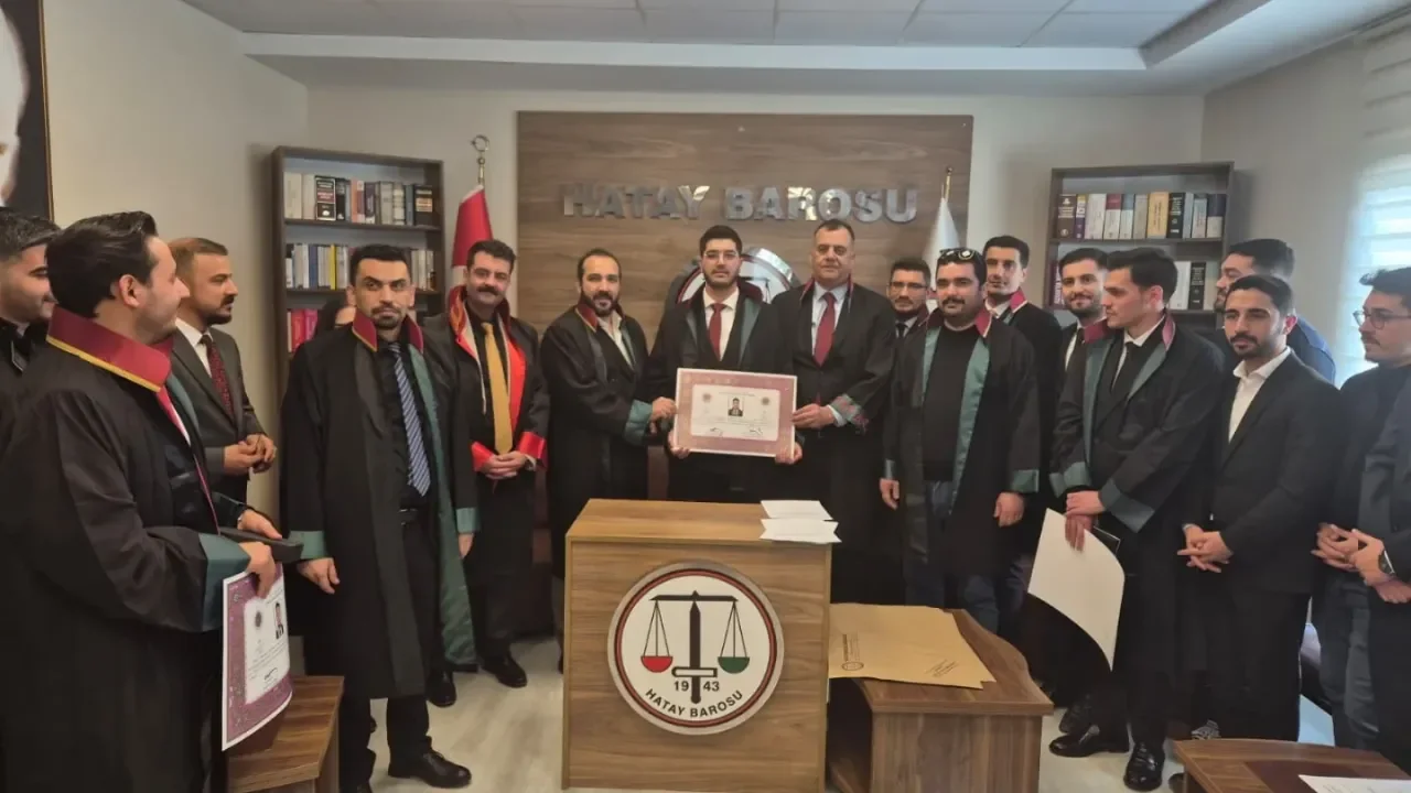 Üç Genç Hukukçu Meslek Yemini Ederek Cübbe Giydi