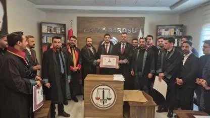 Üç Genç Hukukçu Meslek Yemini Ederek Cübbe Giydi