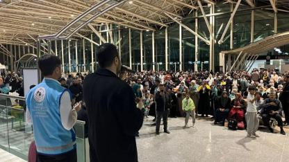 Umre Yolcuları Havaalanında Dualarla Veda Etti