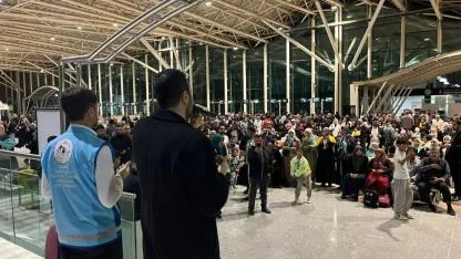 Umre Yolcuları Havaalanında Dualarla Veda Etti