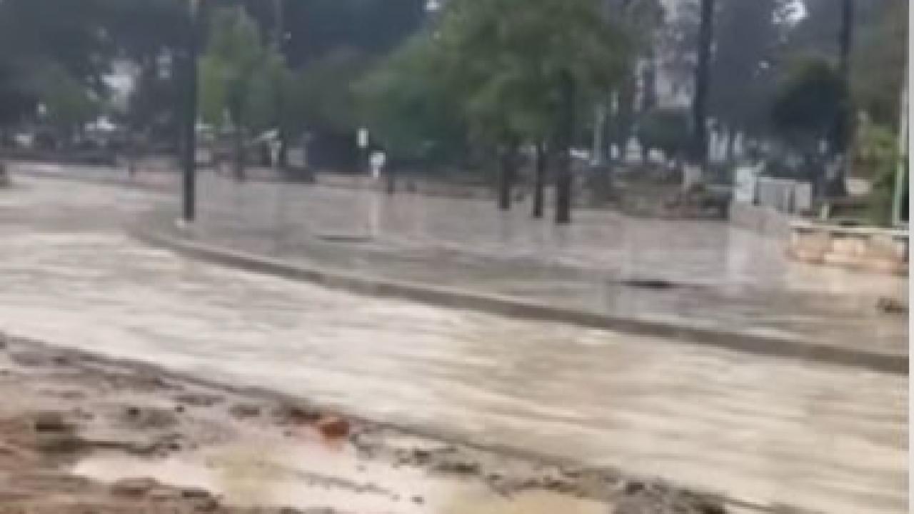 Vali Göbeğinde Sağanak Yağış Yolu Göle Çevirdi