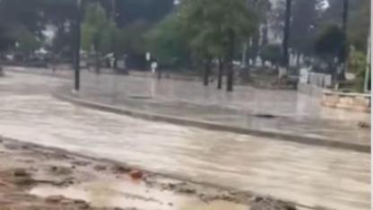 Vali Göbeğinde Sağanak Yağış Yolu Göle Çevirdi