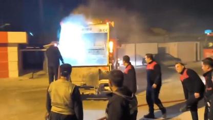 Yanan Çöp Kamyonunu İtfaiyeye Sürdü
