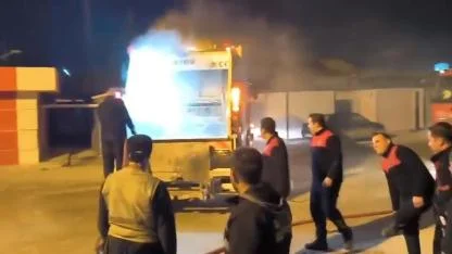 Yanan Çöp Kamyonunu İtfaiyeye Sürdü
