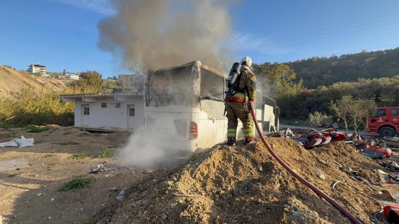 Yolcu Otobüsü Tamirhanede Alev Aldı