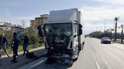 3 kişinin yaralandığı trafik kazası güvenlik kamerasına yansıdı
