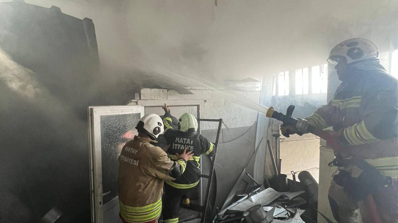 Antakya Sanayi Sitesi’nde Tamirhanede Yangın Paniği
