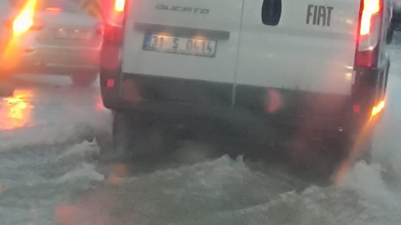 Araçlar Suda İlerledi, Esnaf Zor Anlar Yaşadı