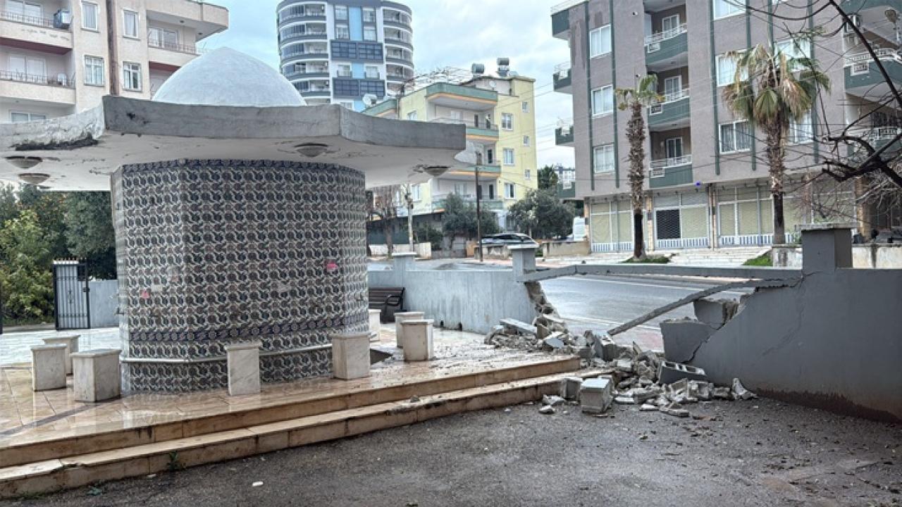 Cami duvarına çarpan cip kamerada