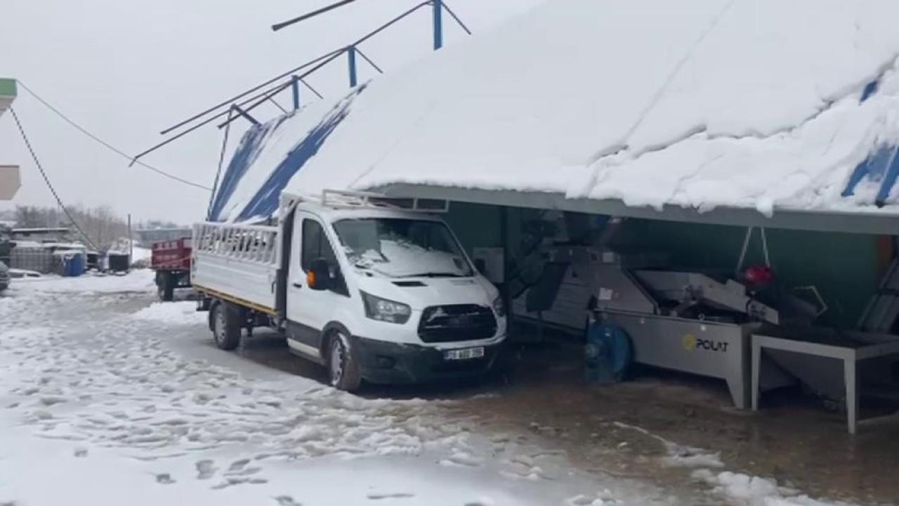 Çatı Araçların Üzerine Çöktü