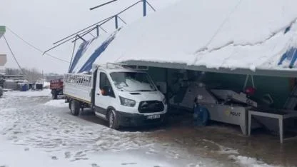 Çatı Araçların Üzerine Çöktü