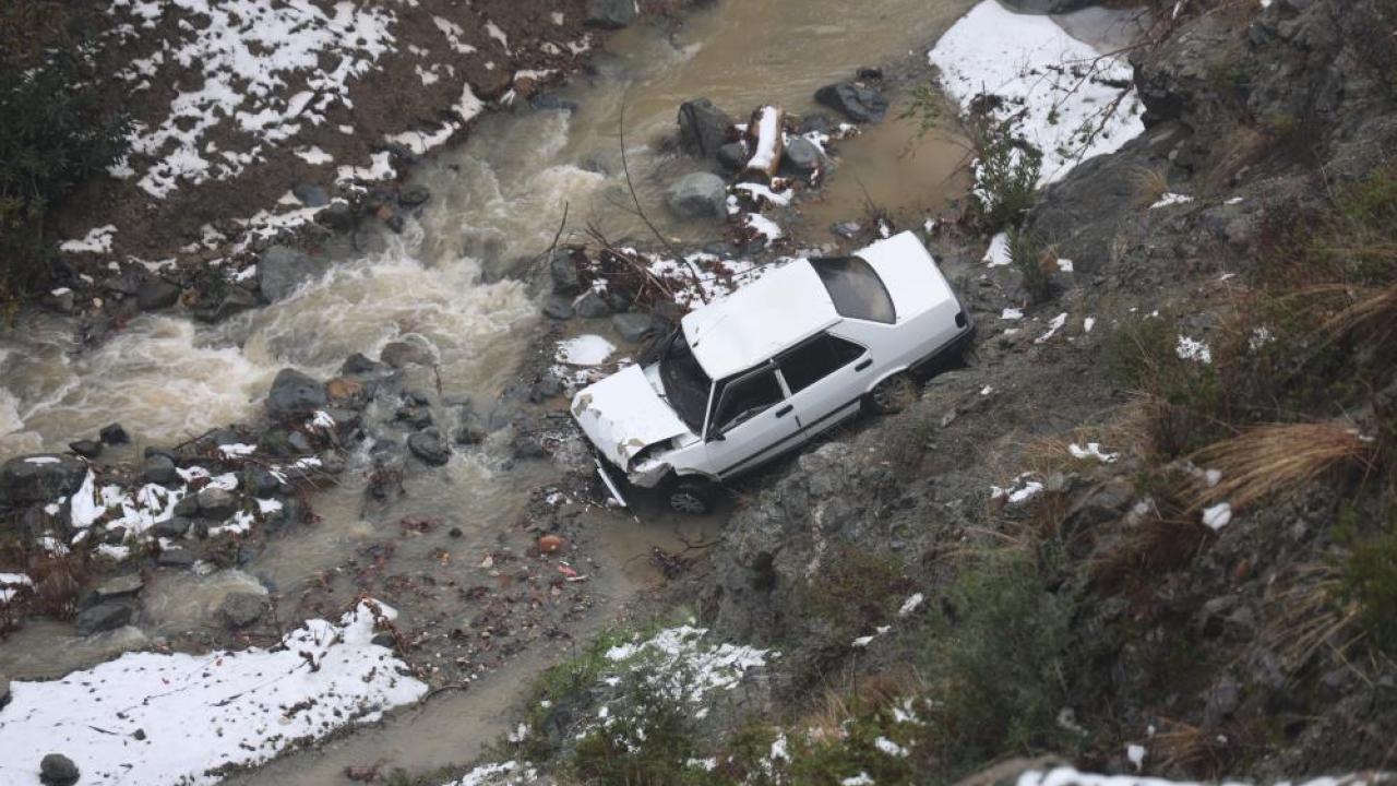 Dereye Uçan Otomobilden Atladı