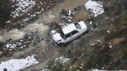 Dereye Uçan Otomobilden Atladı