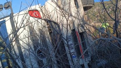 Devrilen tırın sürücüsü yaralandı