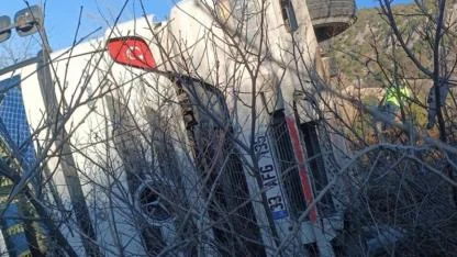 Devrilen tırın sürücüsü yaralandı