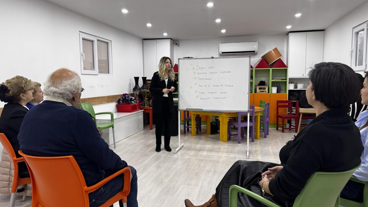 Gönüllüler, görme engelliler için kitapları "konuşturuyor"