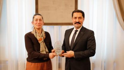 İpek Böceği Yetiştiricisi Emel Duman'a Plaket Verildi