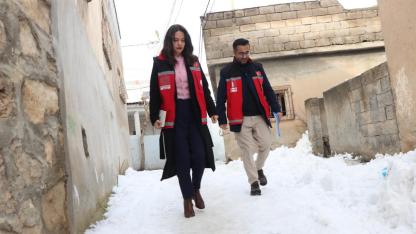 KIRMIZI YELEKLİLER  ZOR YOLLARI AŞIYOR