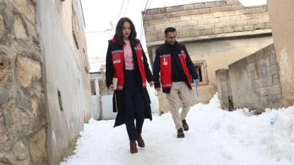 KIRMIZI YELEKLİLER  ZOR YOLLARI AŞIYOR