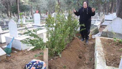 Kız Kardeşinin Mezarını, Kimsesizler Mezarlığında Buldu