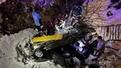 Köprüden düşen otomobildeki 5 kişi yaralandı