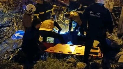 Motosiklet Su Kanalına Devrildi: 2 Kişi Yaralandı