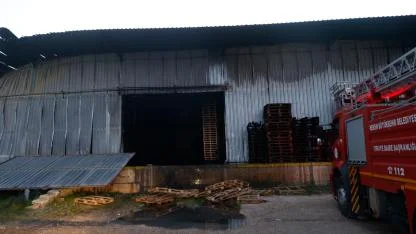 Narenciye paketleme fabrikasında çıkan yangın söndürüldü