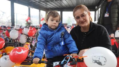 Öksüz Ve Yetim Çocukların Yüzü Hediyelerle Güldü