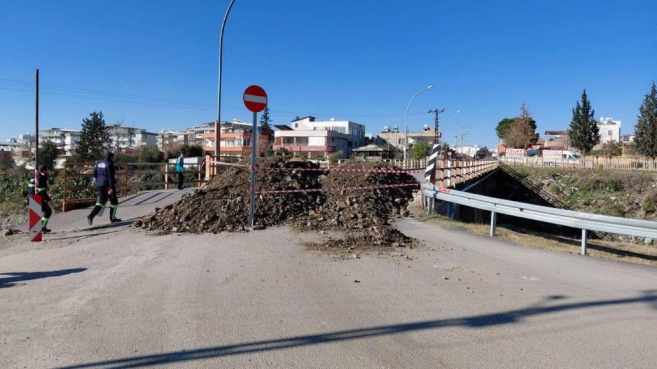 Ortasında Delik Oluşan Köprü Trafiğe Kapatıldı