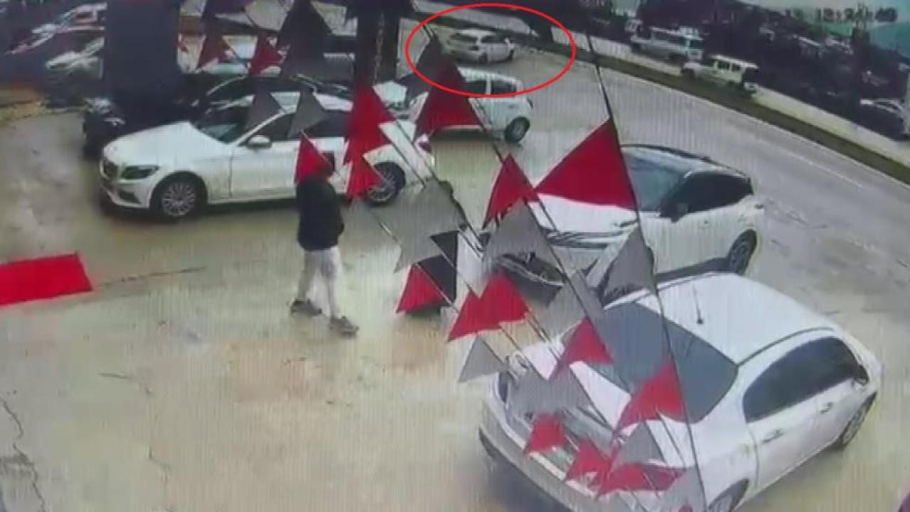 Otomobilin Aydınlatma Direğine Çarptığı Anlar Kamerada