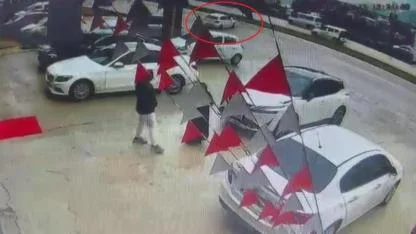 Otomobilin Aydınlatma Direğine Çarptığı Anlar Kamerada