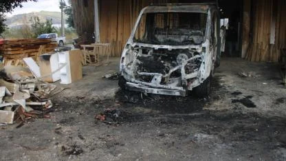 Park halindeki kamyonet ve otomobil yandı