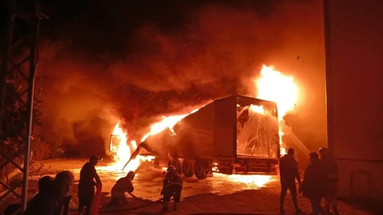 Samandağ’da Park Halindeki Tır Alevlere Teslim!