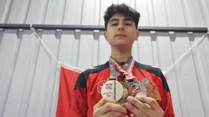 Tekvandocu Ahmet, Türk Bayrağını Göndere Çektirdi