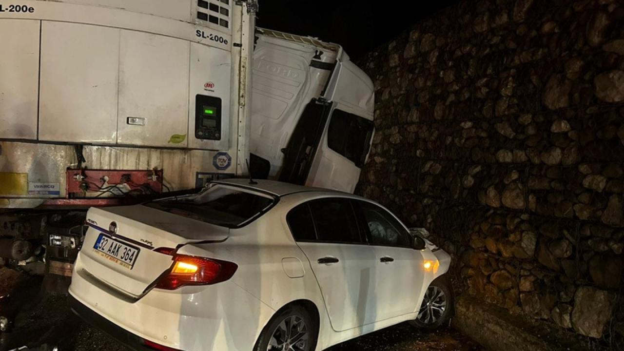 Tır ve 2 otomobilin karıştığı kazada 1 kişi öldü, 7 kişi yaralandı