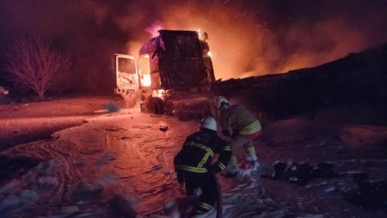 Tır Yanarak Alevlere Teslim Oldu