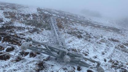 YAYLADAĞI’NDA BUZLANMA ELEKTRİK HATLARINI VURDU