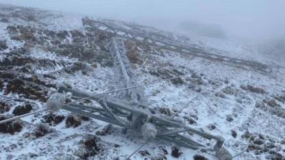 YAYLADAĞI’NDA BUZLANMA ELEKTRİK HATLARINI VURDU