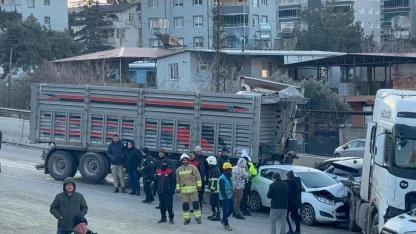Zincirleme Trafik Kazasında 11 Kişi Yaralandı